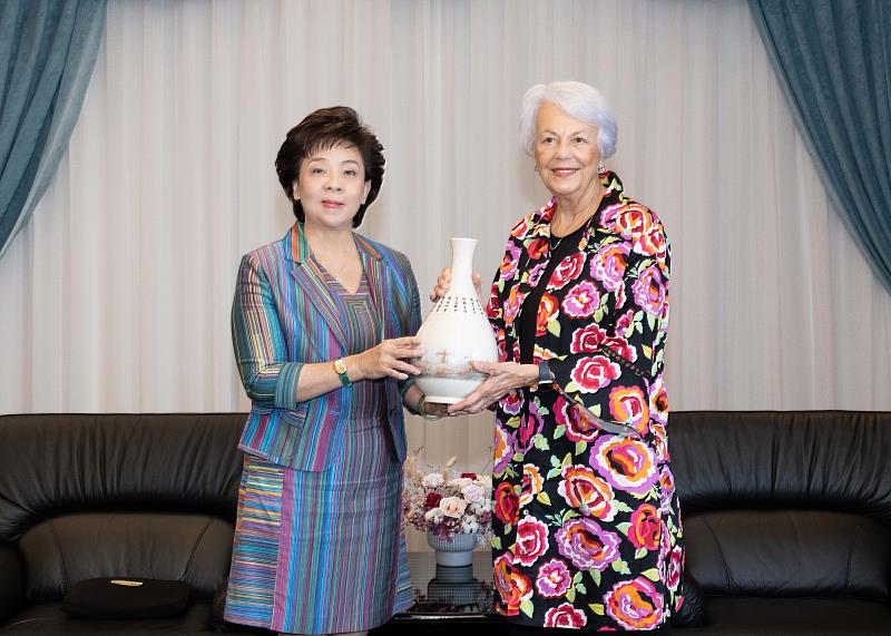 董事長張家宜(左)親贈淡江特色花瓶予熊貓講者Sonia Nieto。(圖/淡江大學提供)