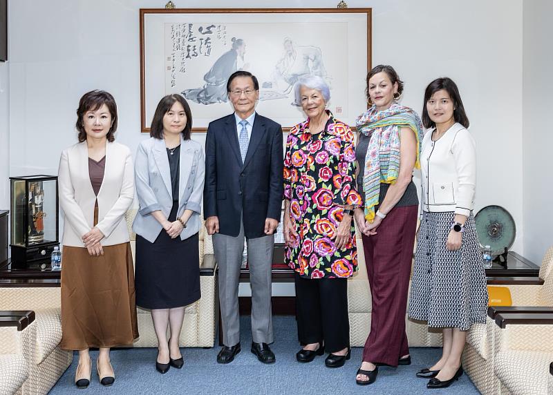 Sonia Nieto教授（右3）在外語學院林怡弟院長及蔡瑞敏主任陪同下，拜會葛煥昭校長（左3）。（圖／淡江大學提供）