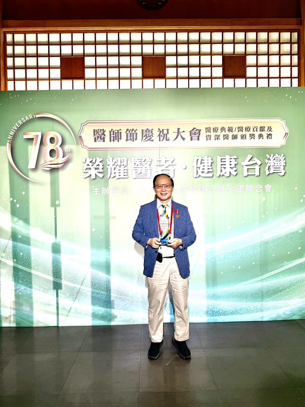 本校醫學系校友曹賜斌醫師榮獲114年度「台灣醫療貢獻獎」殊榮。