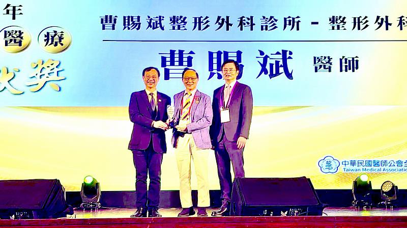 中國醫藥大學校友曹賜斌醫師榮獲今年「台灣醫療貢獻獎」，接受衛福部石崇良部長頒獎表揚。