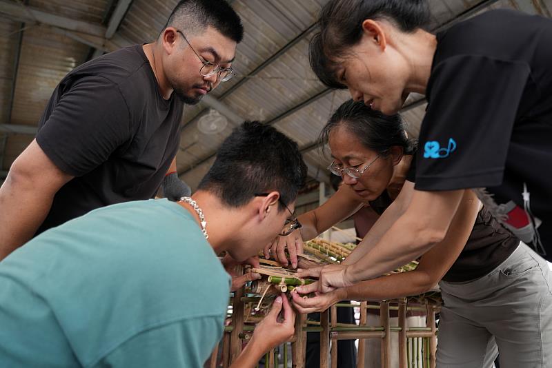 參與學員與老師合力捆紮屋頂