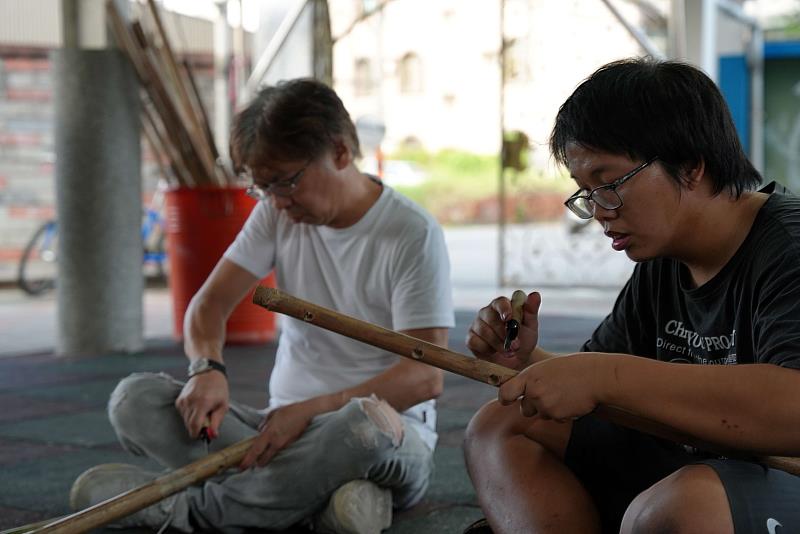 創媒學院邱國峻院長（左）和學生一起體驗鑿洞技藝