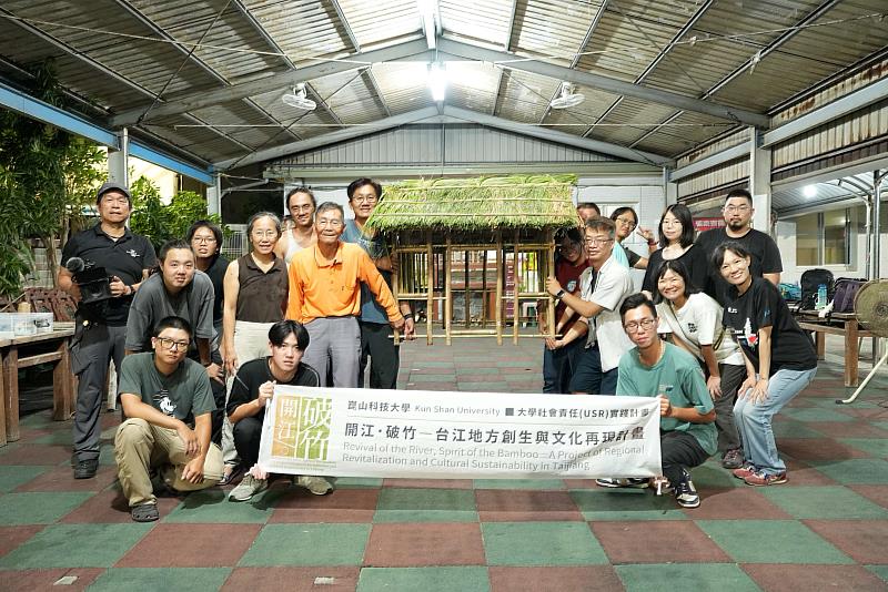 創媒USR舉辦「竹籠茨竹構技藝工坊」,第3週建構完成合影