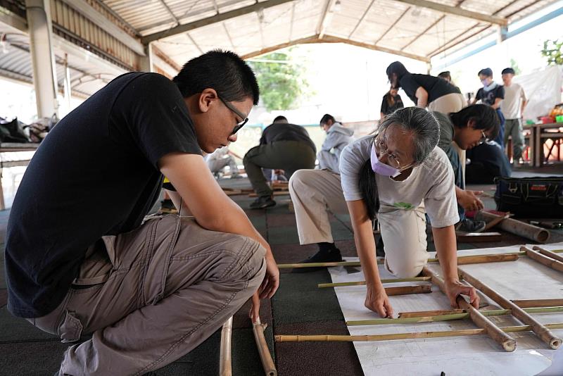 林雅茵建築師（右）指導學生組裝竹籠茨