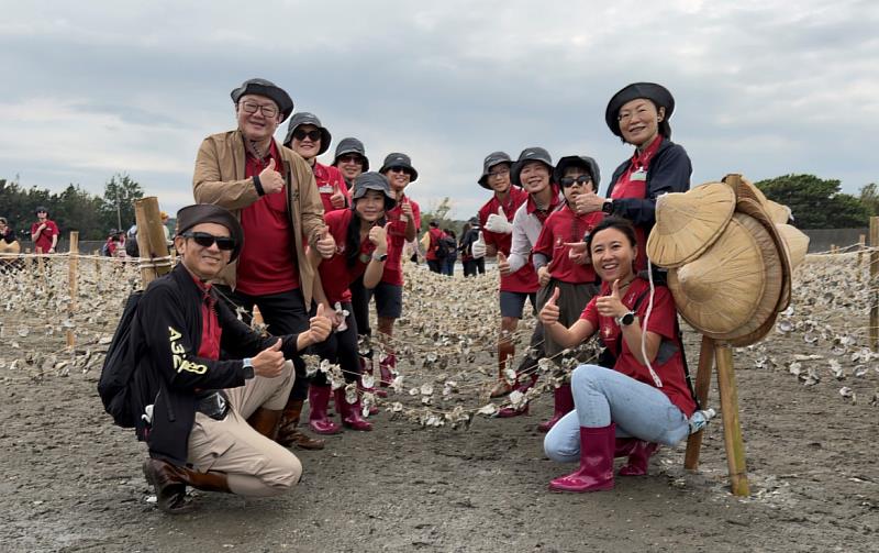 陳培宏副總率領台積電同仁完成420條蚵殼串作為生物礁地基。