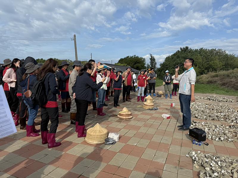 台積電為首家投入香山濕地打造蚵殼生態礁的企業，活動當天產發處嚴翊琦處長也到場支持。