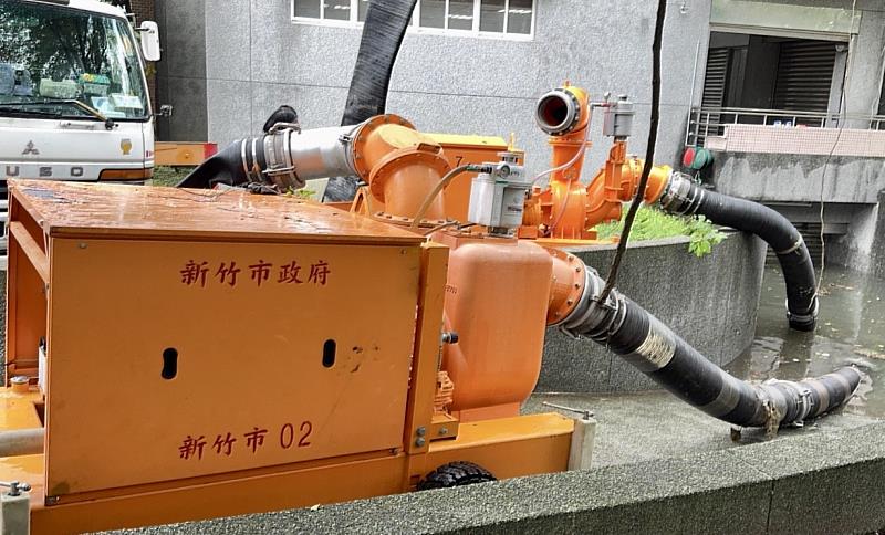 竹市大型抽水機接獲任務至羅東一帶進行抽水勤務並完成佈署。