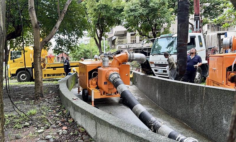 竹市大型抽水機接獲任務至羅東一帶進行抽水勤務並完成佈署。