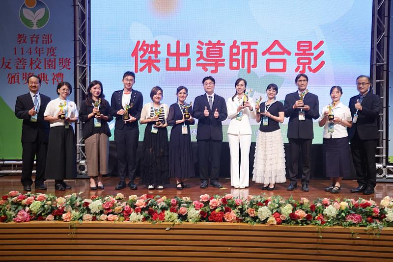全台各級學校傑出導師大合照。