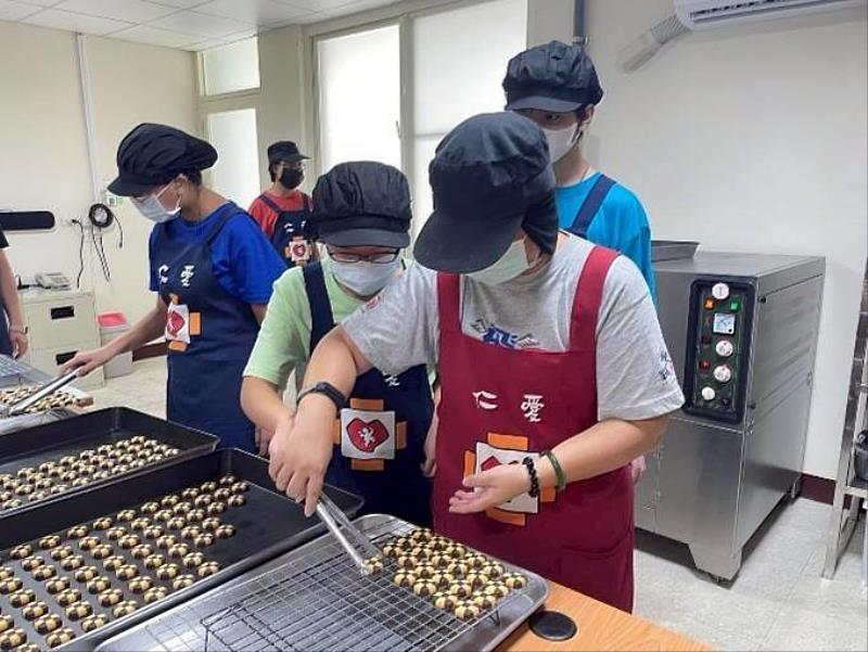 竹香北據點服務對象進行手工餅乾製作。