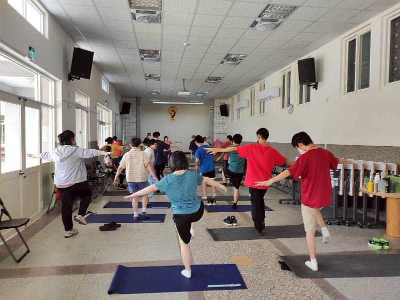 據點服務對象參與體適能課程。