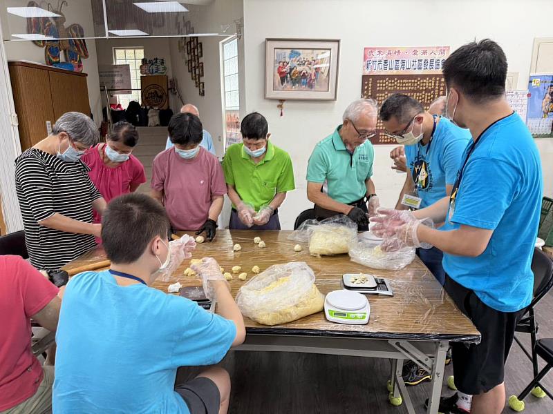 服務對象前往社區進行社區共融，一起做湯圓。