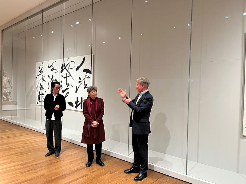 董陽孜（中）親赴荷蘭出席開幕活動。（巴文中心提供）