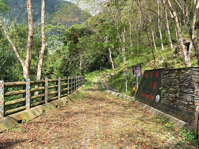 穿梭在麻荖漏步道的山林與溪水間，到達終點可眺望壯觀的彩虹瀑布。