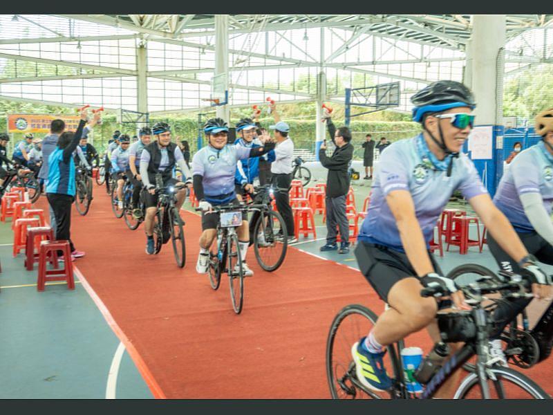 眾人夾道歡送，勇士們在鼓聲、掌聲與加油聲中，環台接力正式啟程。