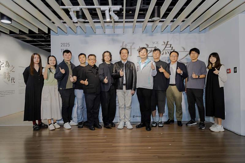 代理市長邱臣遠與策展人及作家合影。