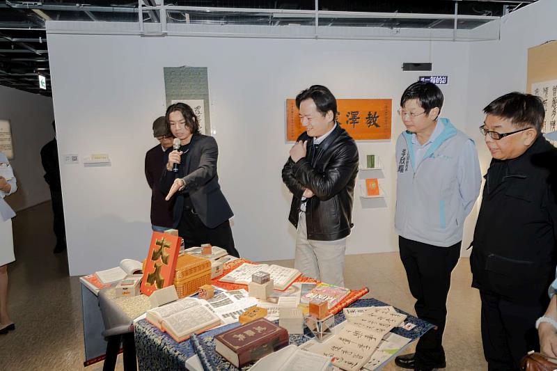 代理市長邱臣遠觀展。