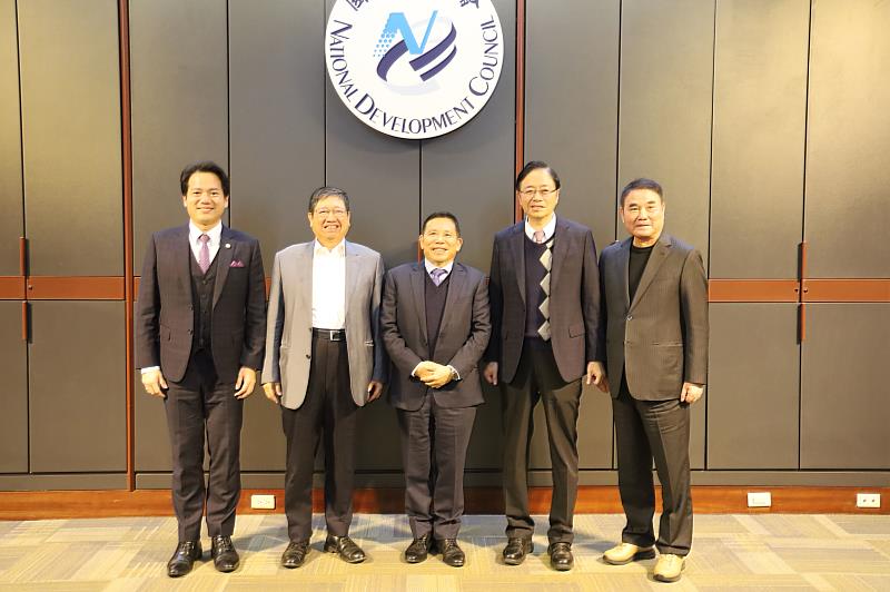 桃竹竹苗首長拜會國發會討論大矽谷計劃，爭取大新竹輕軌計畫補助。