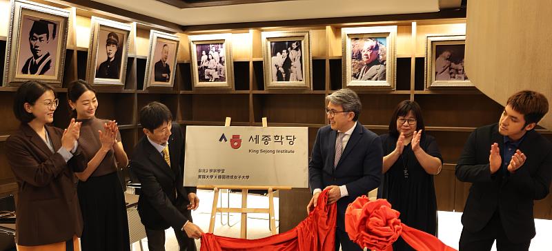 實踐大學副校長郭壽旺（右3）與韓國德成女子大學國際處處長金相萬（左3）共同為「臺北第二世宗學堂」揭牌，宣布學堂於實踐大學正式成立，象徵臺韓教育與文化交流邁入新階段。