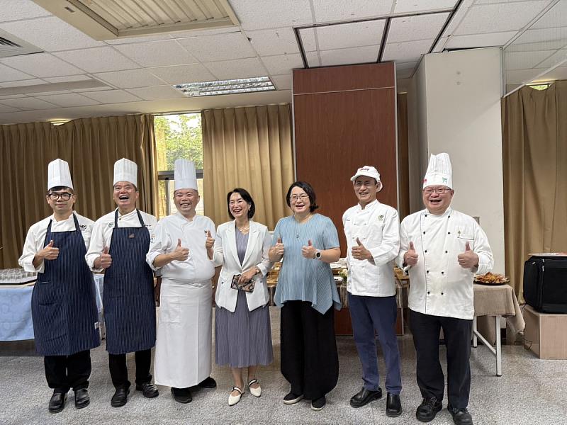 廚藝學院陳紫玲院長與食創所曾裕琇所長團隊合作展現「產地到餐桌」的食農教育。