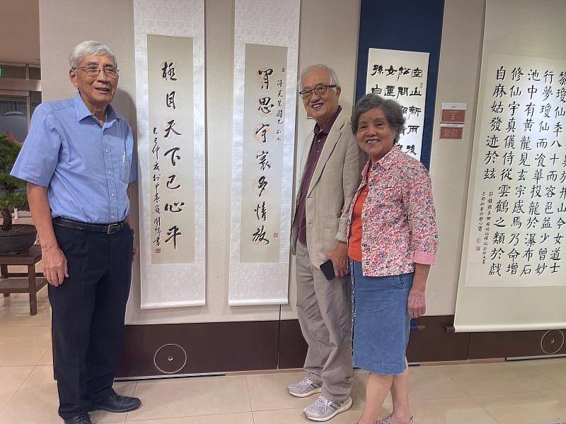 中臺科大汪幹雄董事長（左）與黃正文前校長及賢伉儷合影。