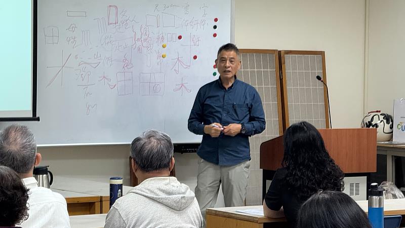 挹青研習書法字體的演進與美感施永華教授。