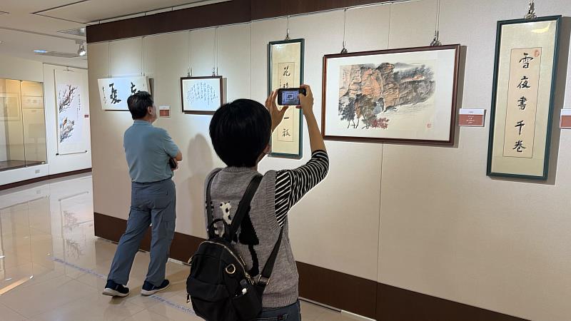 與會者參觀展覽作品。