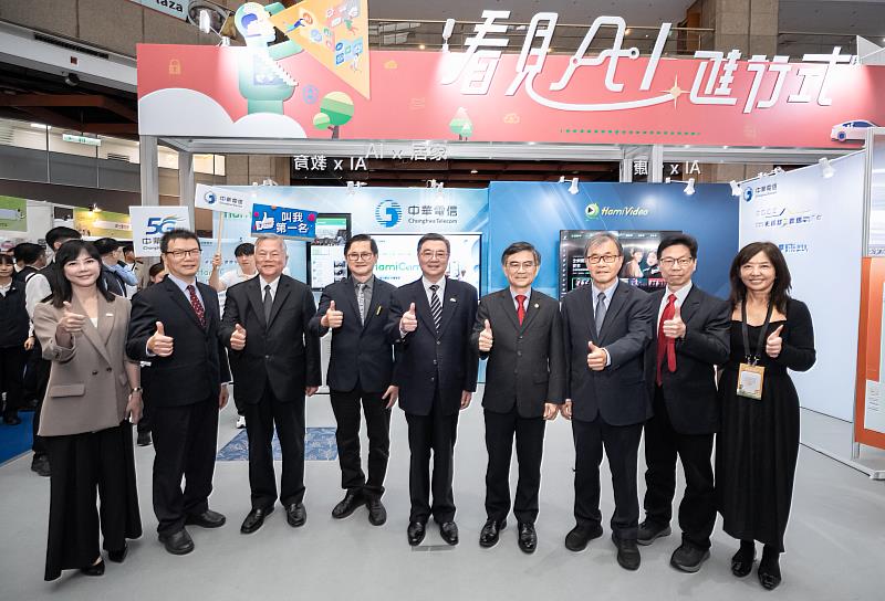 1141113中華電信新聞照片_行政院院長卓榮泰（左5）與總統府資政沈榮津（左3）蒞臨資訊月中華電信AI居家館，左起為行政院發言人李慧芝（左1)、NCC國家通訊傳播委員會代理主委陳崇樹（左2）、電腦公會榮譽理事長童子賢（左4）、中華電信執行副總經理林文智（右4）、教育部部長鄭英耀（右3）、中華電信個人家庭分公司數產處處長謝嘉吾（右2）及整銷處協理常家寶（右1）共同合影。