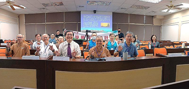 南華大學人間佛教講座，邀請林仁昱教授（前排中）主講，並合影留念。