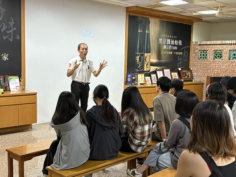 南華大學帶領學生至「丸莊醬油」參訪,莊偉民副總經理介紹丸企業經營理念。
