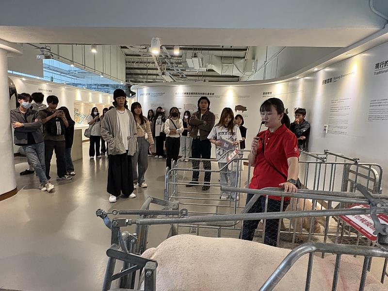 南華大學帶領學生至「良作工場農業文創館」參訪,學生聆聽導覽解說。