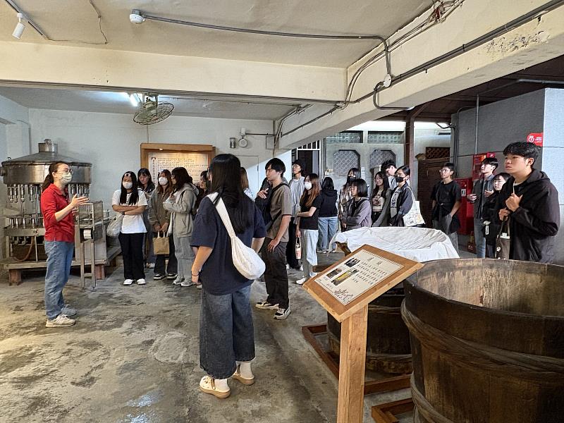 南華大學至「丸莊醬油」參訪，同學們聆聽黑豆醬油的釀造過程。