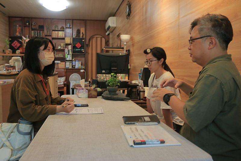 彩繪花燈自主課程，學生與星藝美術社老闆討論馬年花燈情景。