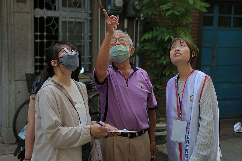 海龍故事館館長於館前與構成設計課程學生熱烈討論馬年花燈的懸掛方式，現場創意激盪，為即將登場的燈展增添期待。