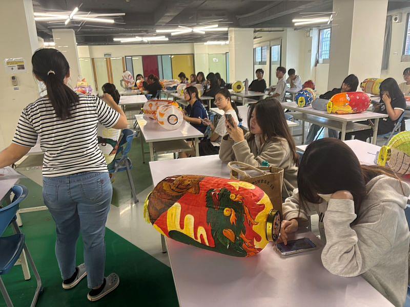 構成設計課程中，學生們進行彩繪馬年花燈創作，運用繽紛色彩與巧思設計，為傳統花燈注入青春創意與節慶氛圍。