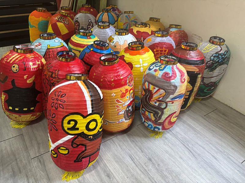 構成設計課程中學生完成馬年花燈作品，融合創意與工藝，展現南臺科大經營燈展的優良品牌與新春喜氣。