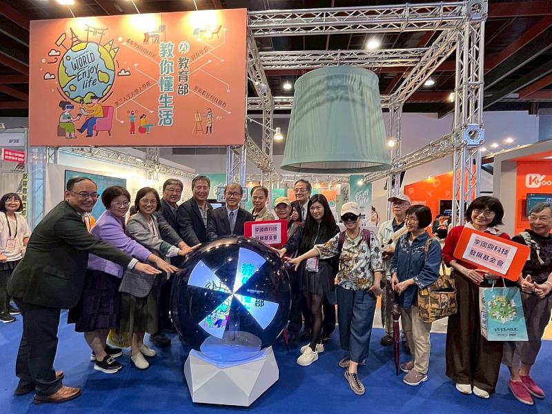教育部部長鄭英耀蒞臨教育部終身教育司【教你懂生活】開幕活動，關心全民終身學習推動成果，並鼓勵持續提升樂齡生活素養與學習力。