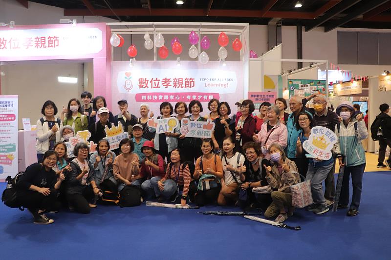 樂齡專業教師帶領樂齡學員熱情參與活動，親身體驗AI應用於生活照護與學習的多元可能，展現終身學習的活力與熱忱。