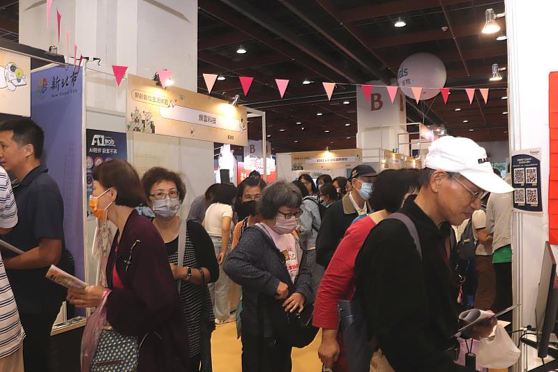 現場展區人潮不斷，民眾踴躍體驗結合AI科技的孝親服務與新消費方案，展現銀髮新經濟的創新潛力與市場活力。