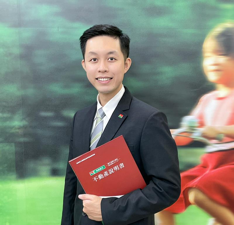 信義房屋林口中山店專案經理王逸霖從電信公司門市店長,轉換跑道至房仲業。至今入行3年半,曾連續12個月每月成交、最高單月收到13件委託,闖出好成績。