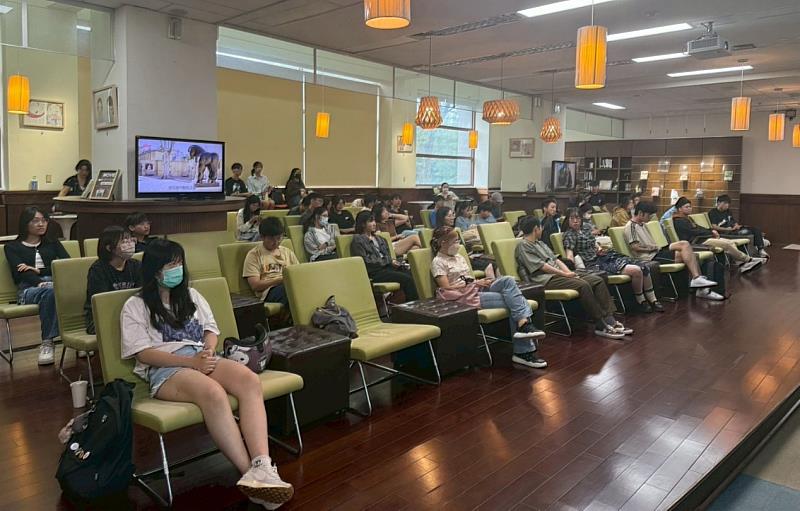 暨大學生踴躍出席聆聽學長姊的海外研修心得。