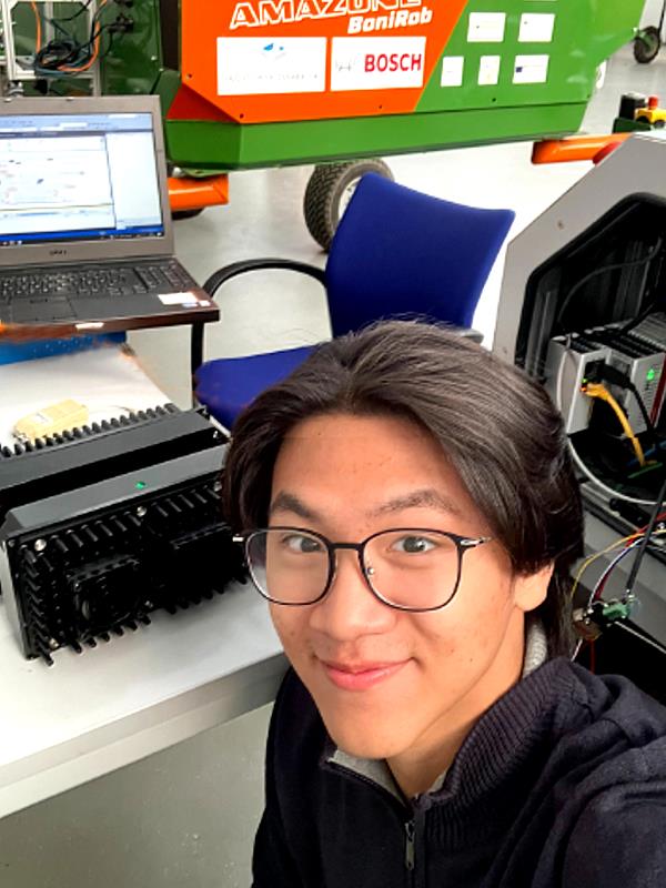 暨大應用材料及光電工程學系邵翊軒同學獲得實習機會,在德國參與遠端遙控新科技的研發與應用。