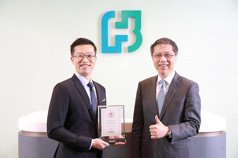 富邦證券榮獲《財資》雜誌「台灣最佳ETF造市券商」肯定，總經理郭永宜（右）與宋佳倫協理（左）共同合影。