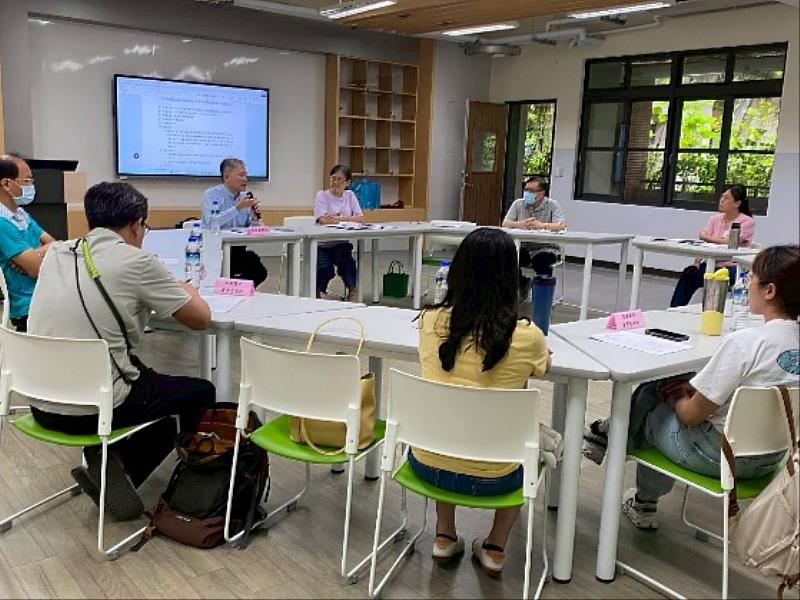 黃國豪教授指導AIoT課程共備。