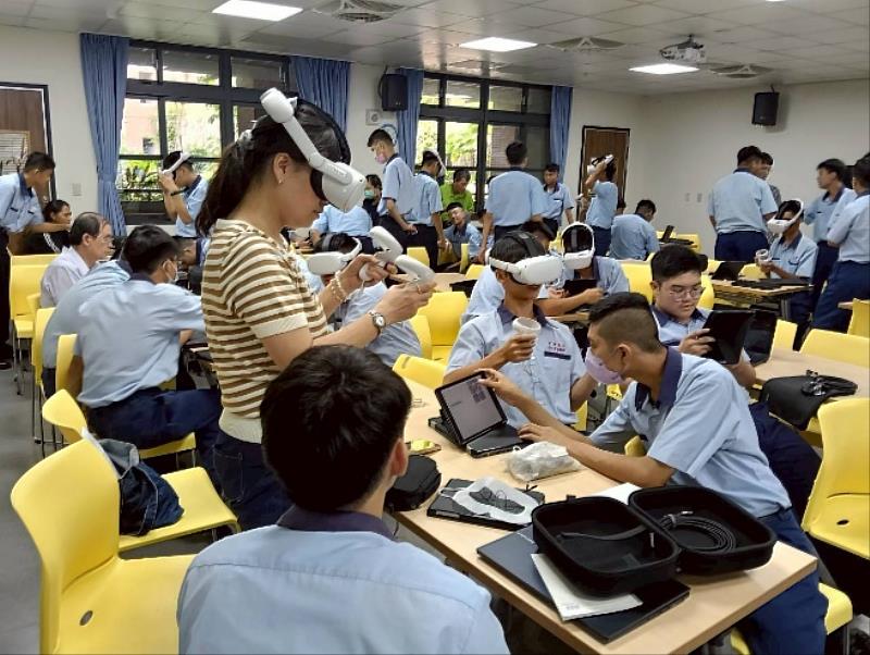 師生共學/應用AI與VR的創新教學。