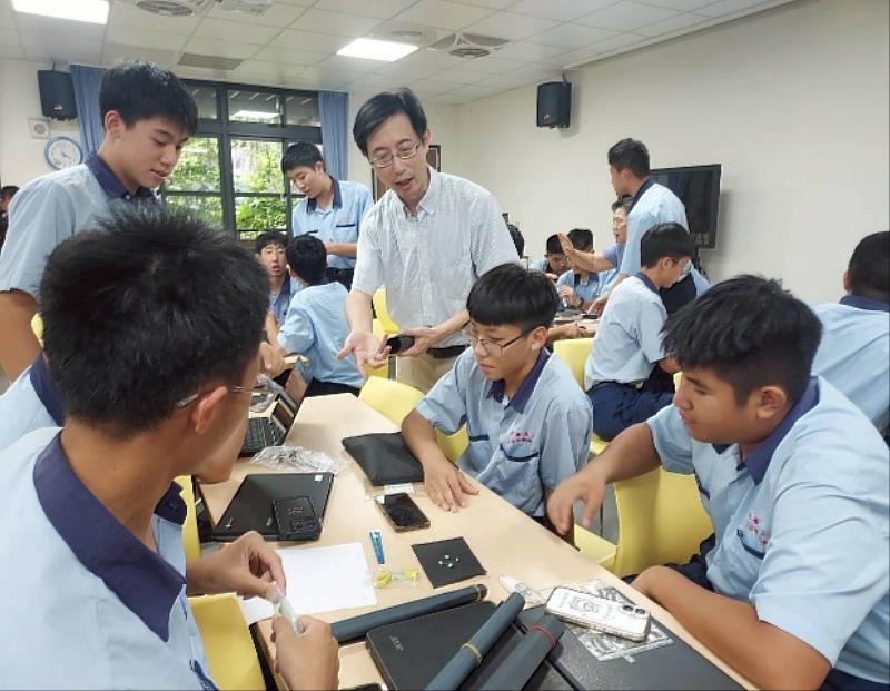 余進忠教授指導手機科學應用。