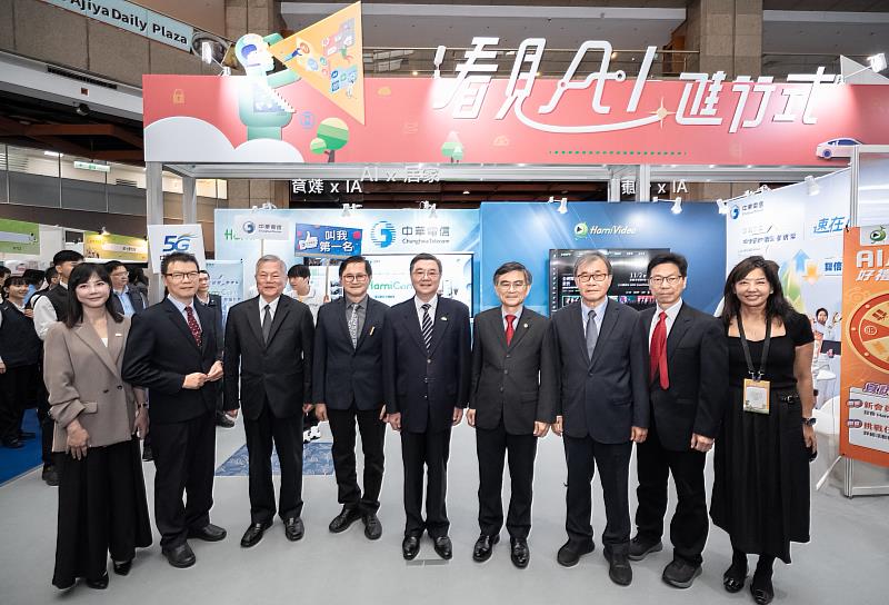 今年資訊月x臺灣教育科技展聚焦國家政策，卓榮泰院長出席與貴賓合影。