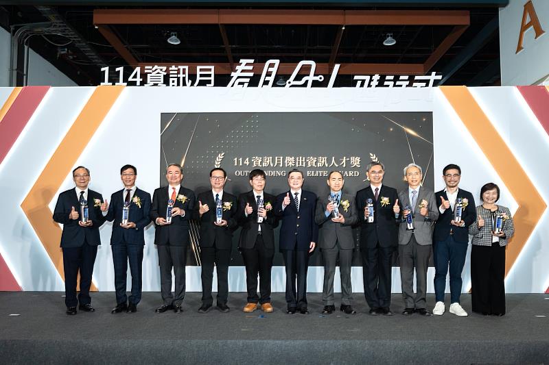 2025傑出資訊人才獎得獎者與行政院卓榮泰院長一同留念合影。