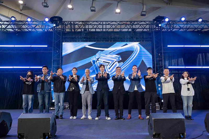 亞洲電競盛宴WirForce 2025登場，就肆電競執行長黃智仁（右6）、台北市副市長張溫德（右5）、中華電信個人家庭分公司總經理胡學海（左5）等貴賓出席開幕記者會參與合影儀式。