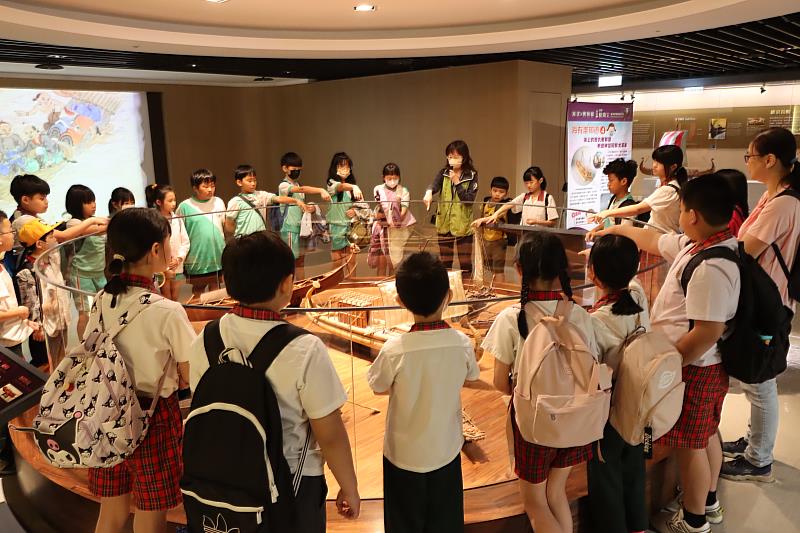 張榮發基金會－科普好好玩，讓桃園地區山線與海線的國小有機會北上參訪長榮海事博物館，共有20所學校受惠。